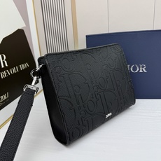 新款 “ DIOR ”迪奥手拿包 💼 dior迪奥邮差包 DIOR迪奥 A5 压花标志可拆卸腕带Grav 新款 “ DIOR ”迪奥手拿包 💼 dior迪奥邮差包 DIOR迪奥 A5 压花标志可拆卸腕带Grav