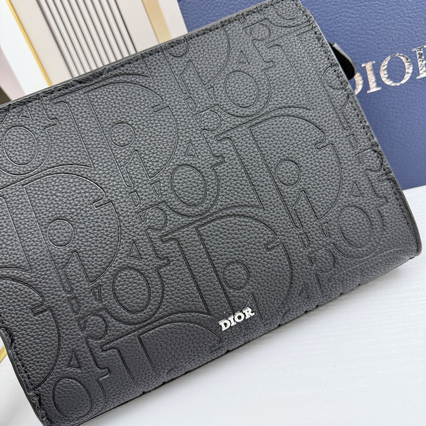 新款 “ DIOR ”迪奥手拿包 💼 dior迪奥邮差包 DIOR迪奥 A5 压花标志可拆卸腕带Grav 新款 “ DIOR ”迪奥手拿包 💼 dior迪奥邮差包 DIOR迪奥 A5 压花标志可拆卸腕带Grav