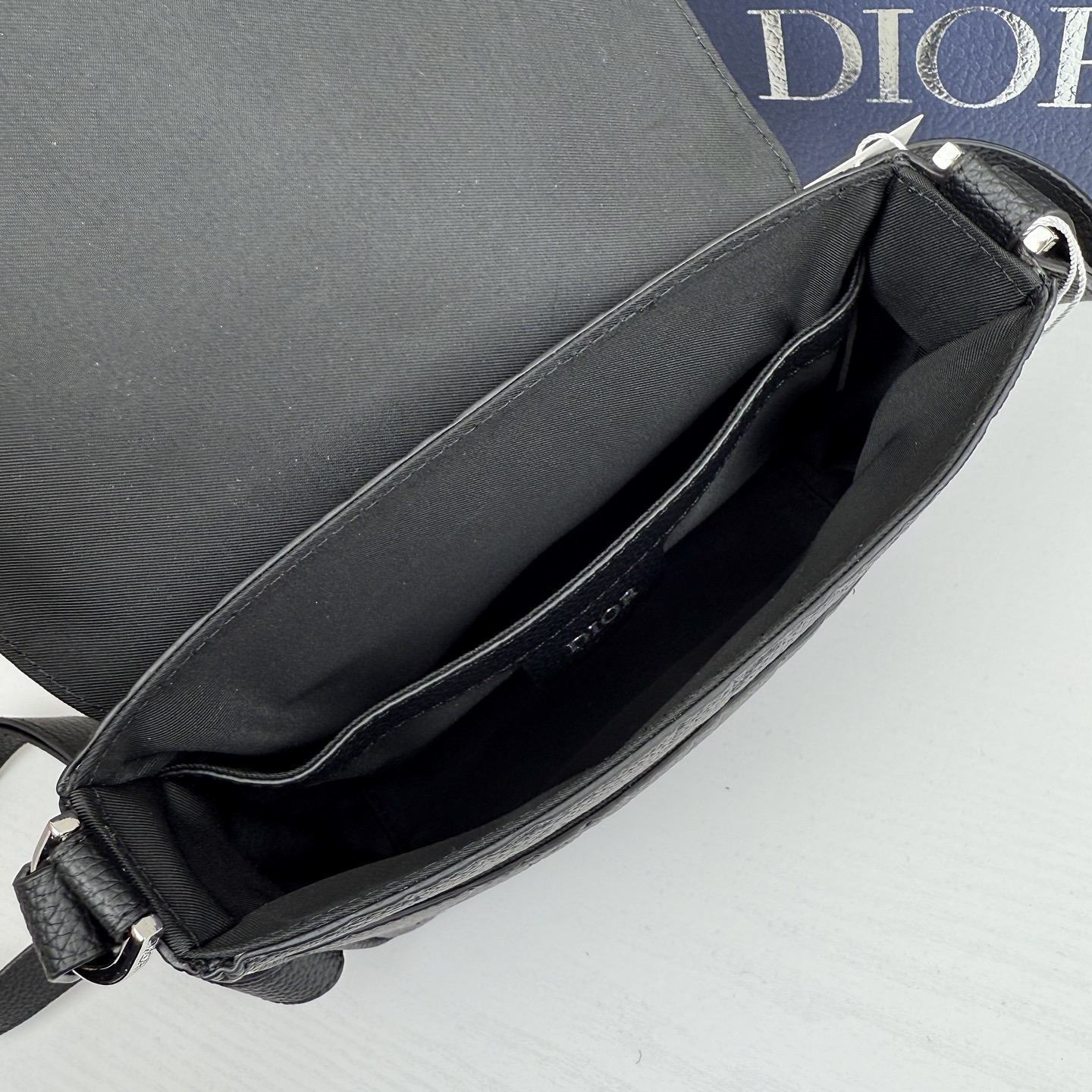 这款信使包搭配翻盖,展示实用而经典的设计。Dior Gravity 印花效果皮革采用压花工艺将经典图案精 这款信使包搭配翻盖,展示实用而经典的设计。Dior Gravity 印花效果皮革采用压花工艺将经典图案精