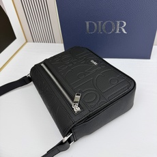 这款信使包搭配翻盖,展示实用而经典的设计。Dior Gravity 印花效果皮革采用压花工艺将经典图案精 这款信使包搭配翻盖,展示实用而经典的设计。Dior Gravity 印花效果皮革采用压花工艺将经典图案精