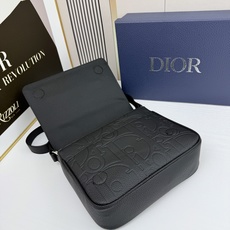 这款信使包搭配翻盖,展示实用而经典的设计。Dior Gravity 印花效果皮革采用压花工艺将经典图案精 这款信使包搭配翻盖,展示实用而经典的设计。Dior Gravity 印花效果皮革采用压花工艺将经典图案精
