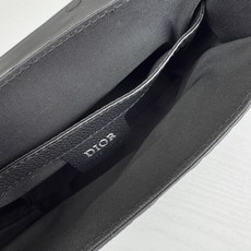 这款信使包搭配翻盖,展示实用而经典的设计。Dior Gravity 印花效果皮革采用压花工艺将经典图案精 这款信使包搭配翻盖,展示实用而经典的设计。Dior Gravity 印花效果皮革采用压花工艺将经典图案精