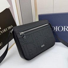 这款信使包搭配翻盖,展示实用而经典的设计。Dior Gravity 印花效果皮革采用压花工艺将经典图案精 这款信使包搭配翻盖,展示实用而经典的设计。Dior Gravity 印花效果皮革采用压花工艺将经典图案精