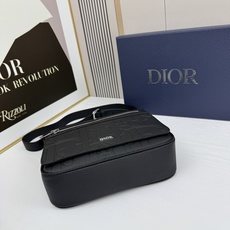 这款信使包搭配翻盖,展示实用而经典的设计。Dior Gravity 印花效果皮革采用压花工艺将经典图案精 这款信使包搭配翻盖,展示实用而经典的设计。Dior Gravity 印花效果皮革采用压花工艺将经典图案精