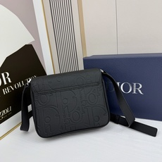 这款信使包搭配翻盖,展示实用而经典的设计。Dior Gravity 印花效果皮革采用压花工艺将经典图案精 这款信使包搭配翻盖,展示实用而经典的设计。Dior Gravity 印花效果皮革采用压花工艺将经典图案精