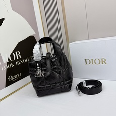 miniDior Toujours 竖版手袋时尚实用,别具一格。采用胭脂米色牛皮革精心制作,饰以超大藤格 miniDior Toujours 竖版手袋时尚实用,别具一格。采用胭脂米色牛皮革精心制作,饰以超大藤格