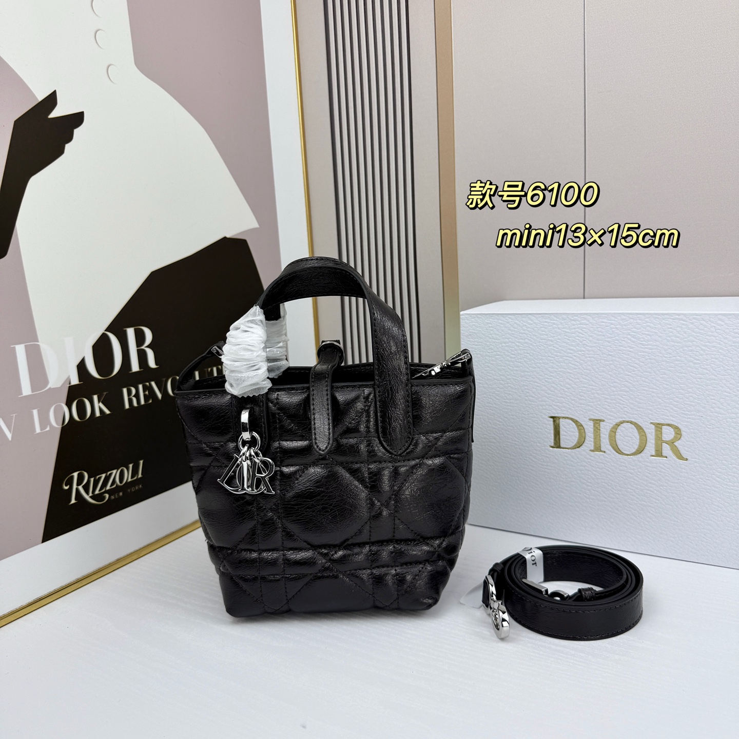 miniDior Toujours 竖版手袋时尚实用，别具一格。采用胭脂米色牛皮革精心制作，饰以超大藤格
