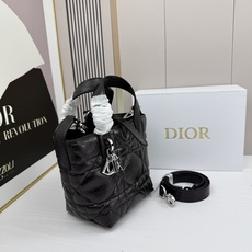 miniDior Toujours 竖版手袋时尚实用,别具一格。采用胭脂米色牛皮革精心制作,饰以超大藤格 miniDior Toujours 竖版手袋时尚实用,别具一格。采用胭脂米色牛皮革精心制作,饰以超大藤格