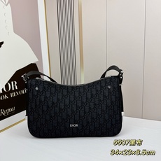 这款 Dior Slider 拉链水饺包是二零二五冬季男装系列新品,高雅时尚。廓形简约柔软,采用黑色 O 这款 Dior Slider 拉链水饺包是二零二五冬季男装系列新品,高雅时尚。廓形简约柔软,采用黑色 O