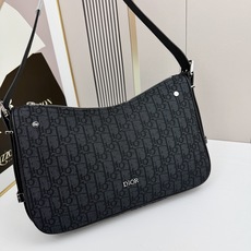 这款 Dior Slider 拉链水饺包是二零二五冬季男装系列新品,高雅时尚。廓形简约柔软,采用黑色 O 这款 Dior Slider 拉链水饺包是二零二五冬季男装系列新品,高雅时尚。廓形简约柔软,采用黑色 O