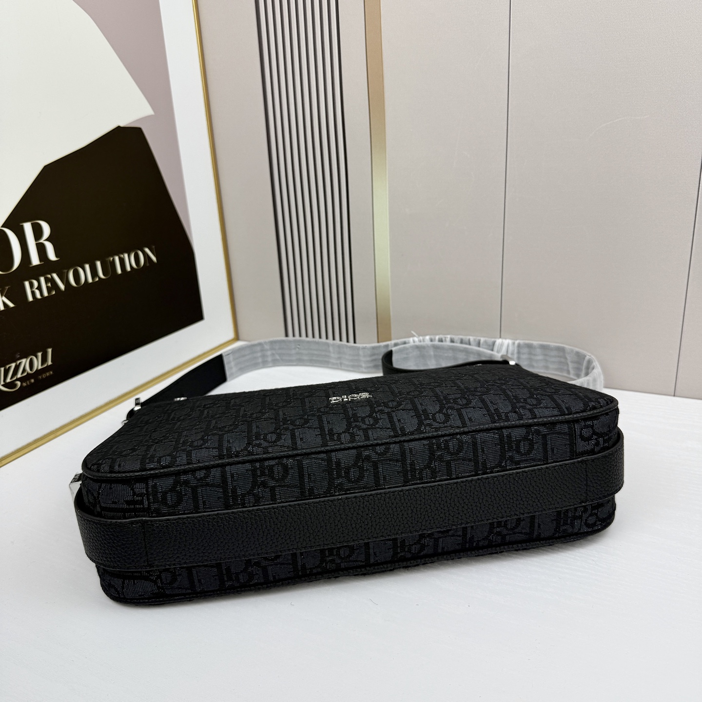 这款 Dior Slider 拉链水饺包是二零二五冬季男装系列新品,高雅时尚。廓形简约柔软,采用黑色 O 这款 Dior Slider 拉链水饺包是二零二五冬季男装系列新品,高雅时尚。廓形简约柔软,采用黑色 O