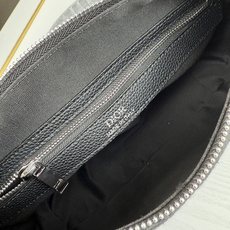 这款 Dior Slider 拉链水饺包是二零二五冬季男装系列新品,高雅时尚。廓形简约柔软,采用黑色 O 这款 Dior Slider 拉链水饺包是二零二五冬季男装系列新品,高雅时尚。廓形简约柔软,采用黑色 O