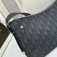 这款 Dior Slider 拉链水饺包是二零二五冬季男装系列新品,高雅时尚。廓形简约柔软,采用黑色 O 这款 Dior Slider 拉链水饺包是二零二五冬季男装系列新品,高雅时尚。廓形简约柔软,采用黑色 O