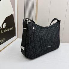 这款 Dior Slider 拉链水饺包是二零二五冬季男装系列新品,高雅时尚。廓形简约柔软,采用黑色 O 这款 Dior Slider 拉链水饺包是二零二五冬季男装系列新品,高雅时尚。廓形简约柔软,采用黑色 O