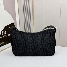 这款 Dior Slider 拉链水饺包是二零二五冬季男装系列新品,高雅时尚。廓形简约柔软,采用黑色 O 这款 Dior Slider 拉链水饺包是二零二五冬季男装系列新品,高雅时尚。廓形简约柔软,采用黑色 O