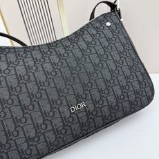 这款 Dior Slider 拉链水饺包是二零二五冬季男装系列新品,高雅时尚。廓形简约柔软,采用黑色 O 这款 Dior Slider 拉链水饺包是二零二五冬季男装系列新品,高雅时尚。廓形简约柔软,采用黑色 O