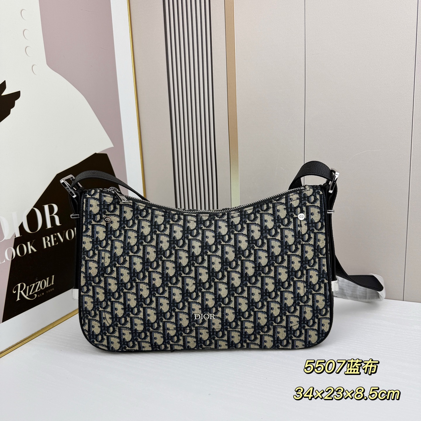 这款 Dior Slider 拉链水饺包是二零二五冬季男装系列新品，高雅时尚。廓形简约柔软，采用黑色 O