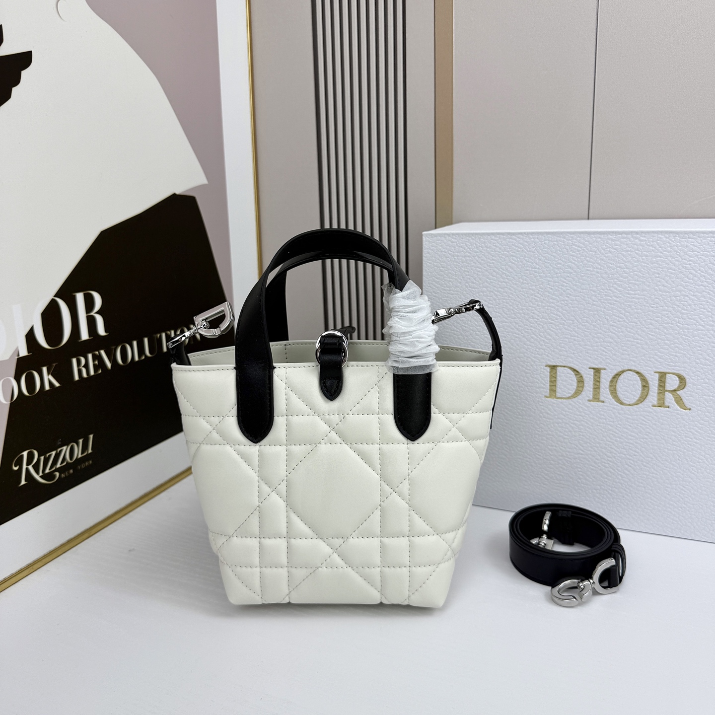 miniDior Toujours 竖版手袋时尚实用，别具一格。采用胭脂米色牛皮革精心制作，饰以超大藤格
