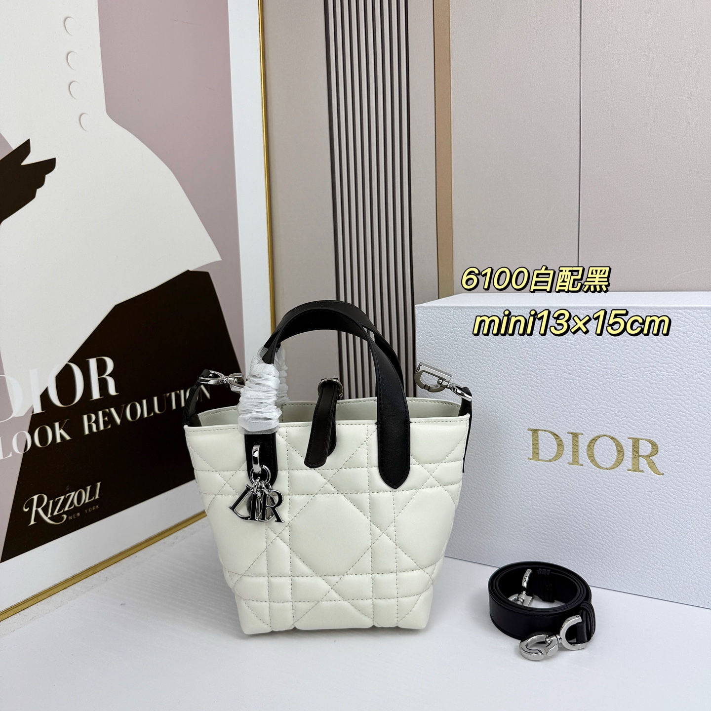 miniDior Toujours 竖版手袋时尚实用，别具一格。采用胭脂米色牛皮革精心制作，饰以超大藤格