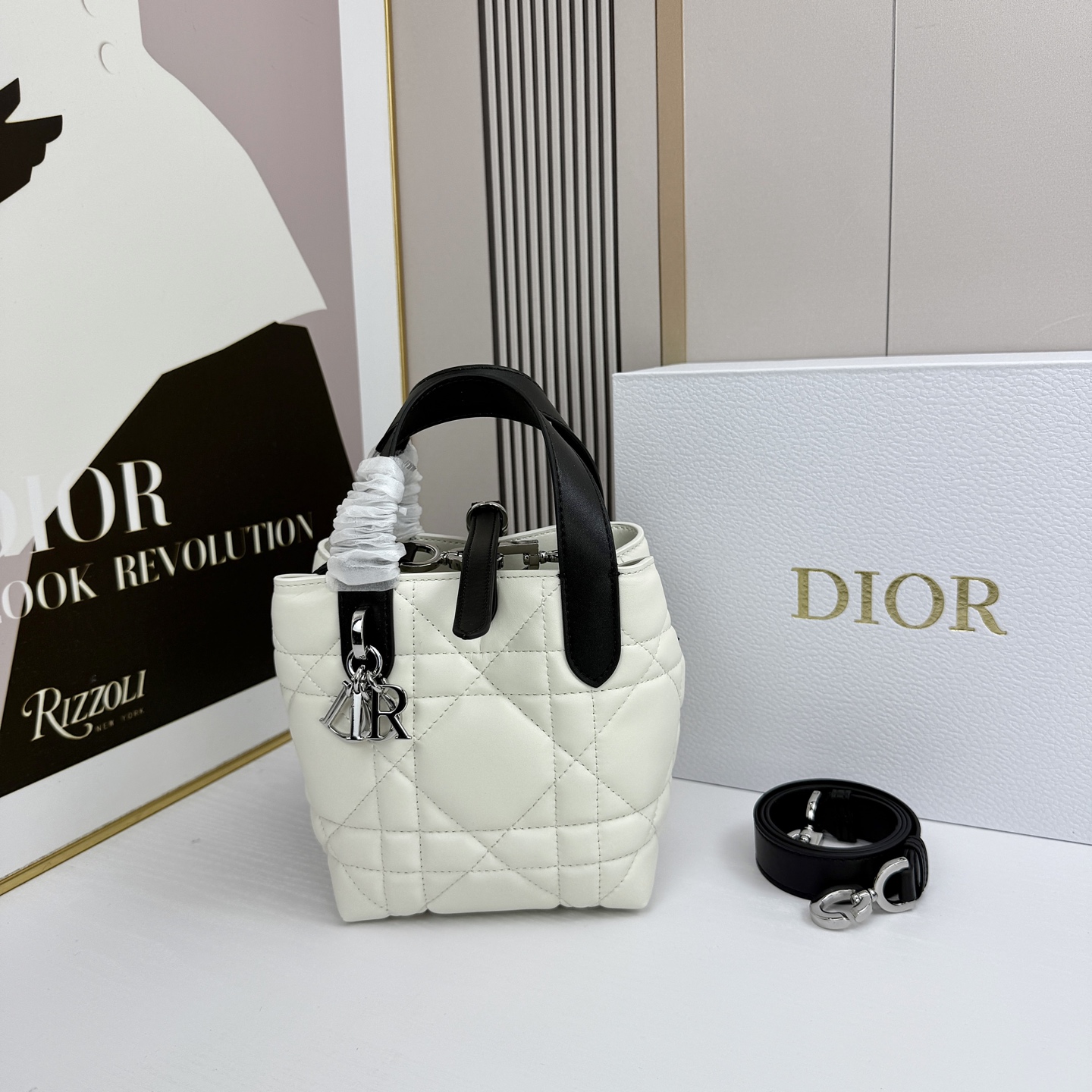 miniDior Toujours 竖版手袋时尚实用，别具一格。采用胭脂米色牛皮革精心制作，饰以超大藤格