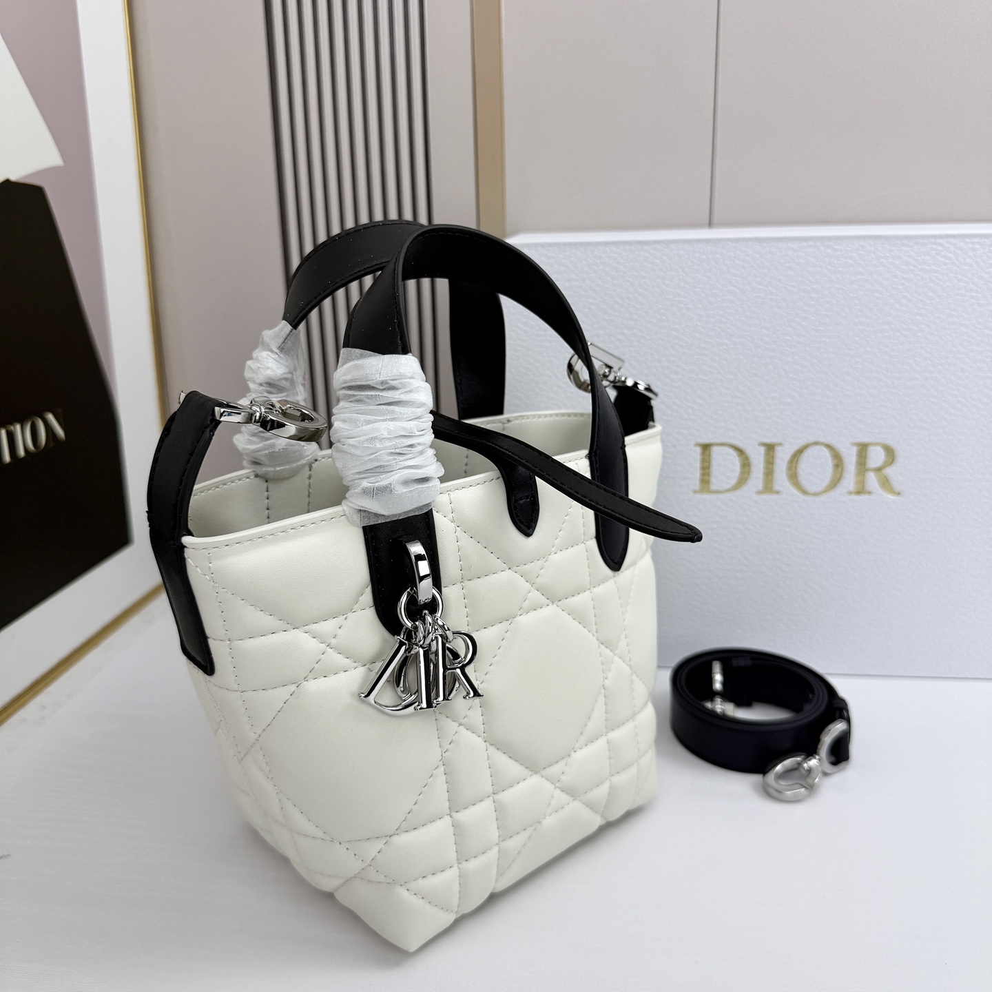 miniDior Toujours 竖版手袋时尚实用，别具一格。采用胭脂米色牛皮革精心制作，饰以超大藤格
