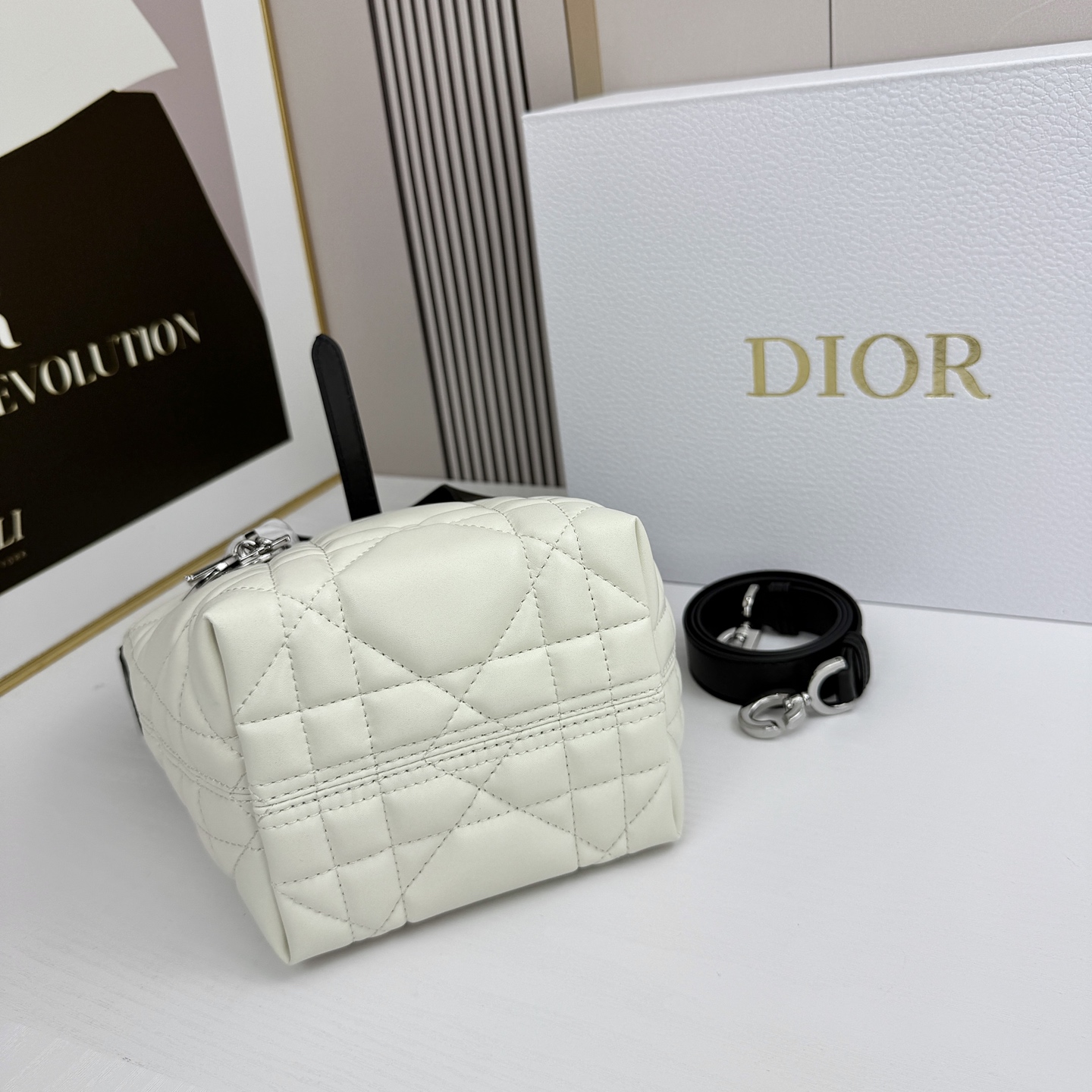 miniDior Toujours 竖版手袋时尚实用，别具一格。采用胭脂米色牛皮革精心制作，饰以超大藤格