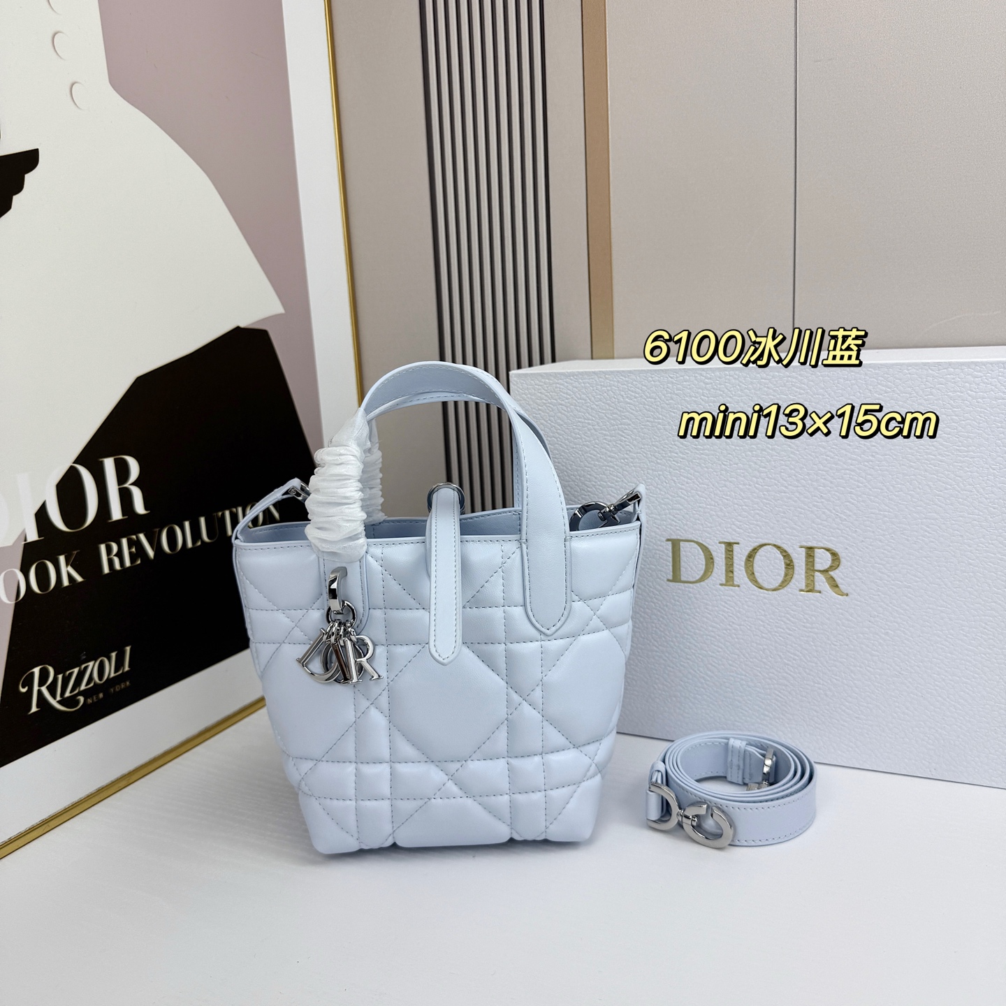 miniDior Toujours 竖版手袋时尚实用，别具一格。采用胭脂米色牛皮革精心制作，饰以超大藤格