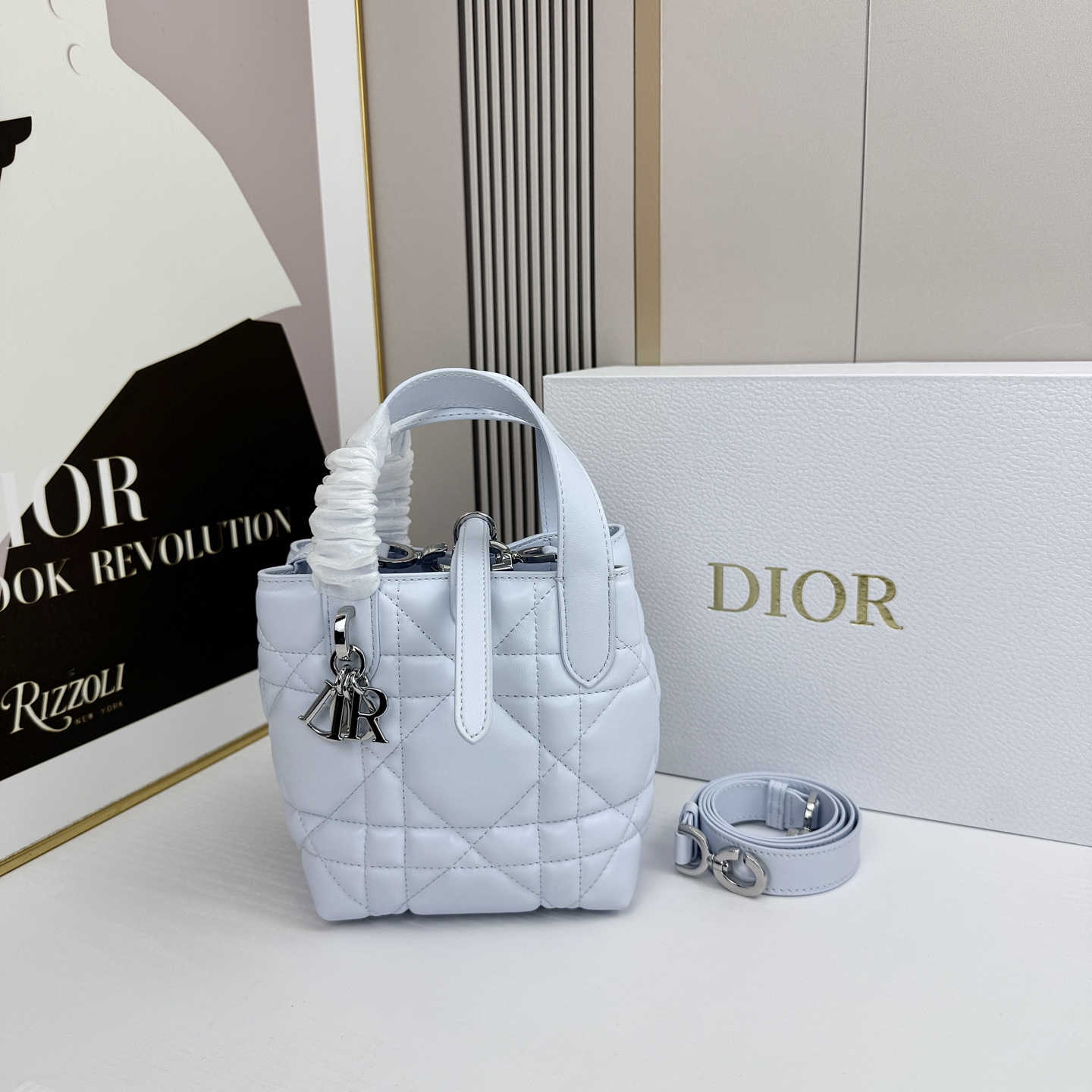 miniDior Toujours 竖版手袋时尚实用，别具一格。采用胭脂米色牛皮革精心制作，饰以超大藤格