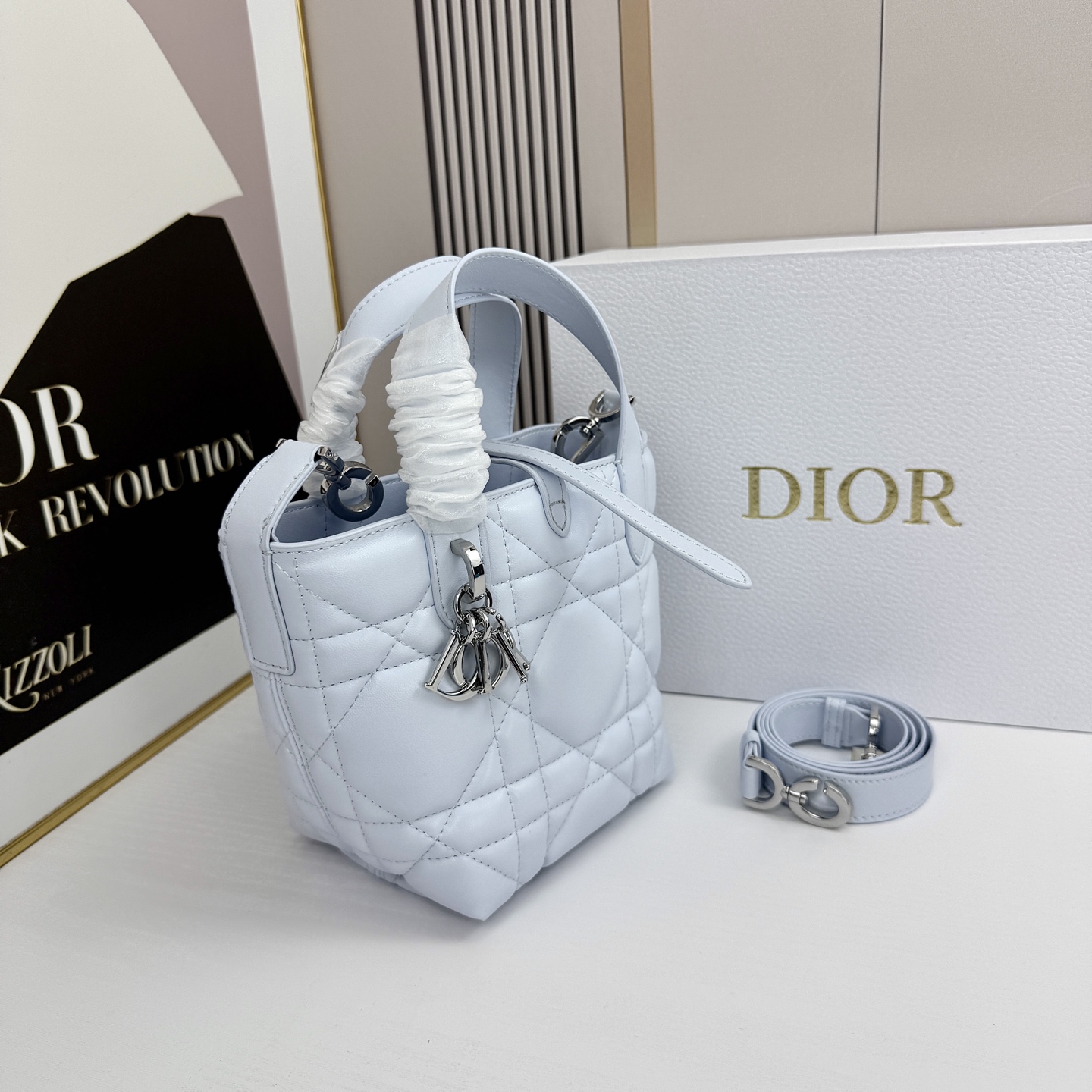 miniDior Toujours 竖版手袋时尚实用，别具一格。采用胭脂米色牛皮革精心制作，饰以超大藤格
