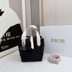 miniDior Toujours 竖版手袋时尚实用,别具一格。采用胭脂米色牛皮革精心制作,饰以超大藤格 miniDior Toujours 竖版手袋时尚实用,别具一格。采用胭脂米色牛皮革精心制作,饰以超大藤格