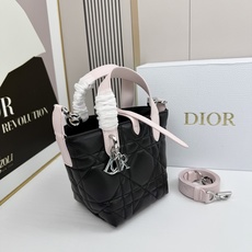 miniDior Toujours 竖版手袋时尚实用,别具一格。采用胭脂米色牛皮革精心制作,饰以超大藤格 miniDior Toujours 竖版手袋时尚实用,别具一格。采用胭脂米色牛皮革精心制作,饰以超大藤格