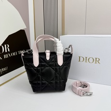 miniDior Toujours 竖版手袋时尚实用,别具一格。采用胭脂米色牛皮革精心制作,饰以超大藤格 miniDior Toujours 竖版手袋时尚实用,别具一格。采用胭脂米色牛皮革精心制作,饰以超大藤格