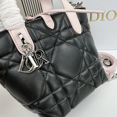 miniDior Toujours 竖版手袋时尚实用,别具一格。采用胭脂米色牛皮革精心制作,饰以超大藤格 miniDior Toujours 竖版手袋时尚实用,别具一格。采用胭脂米色牛皮革精心制作,饰以超大藤格