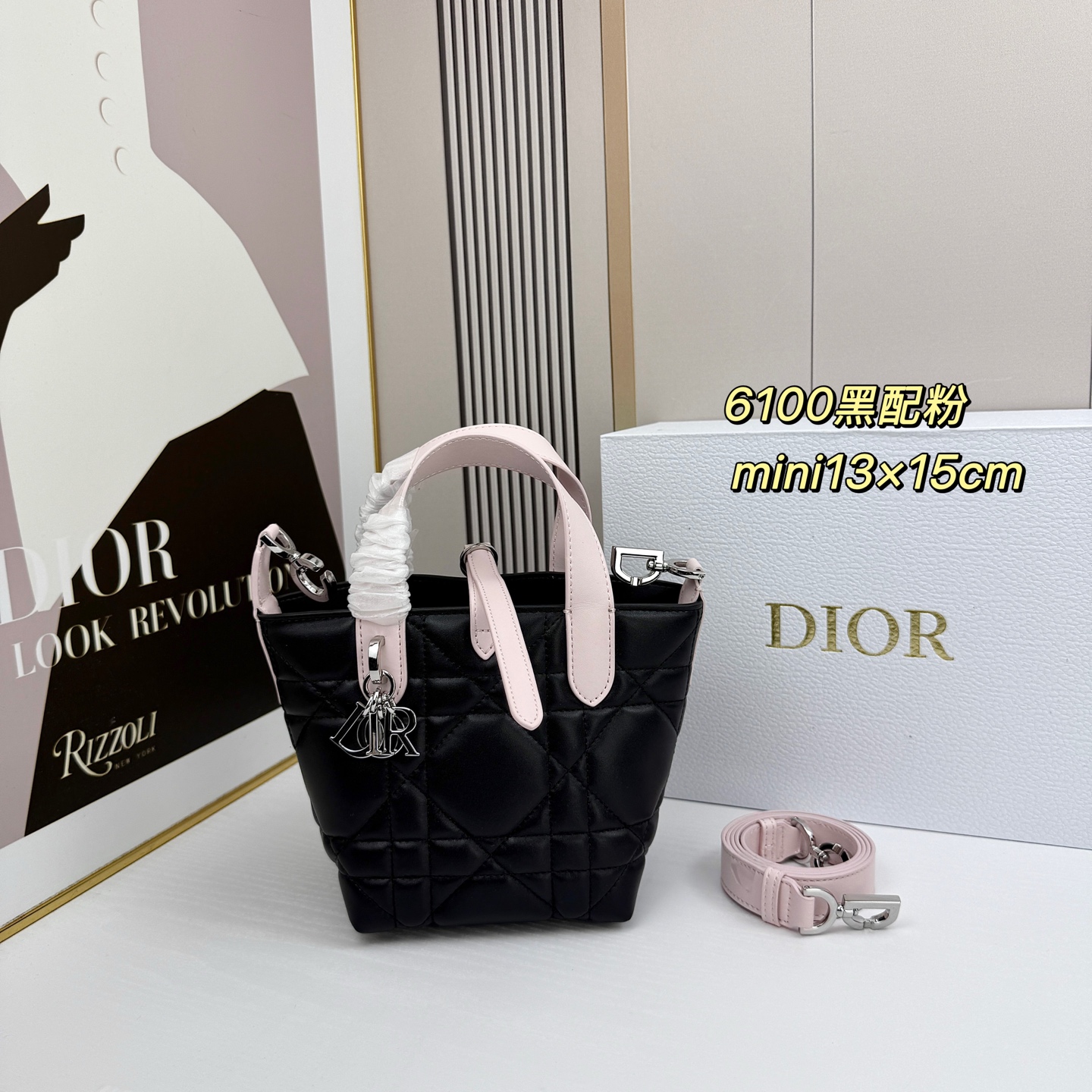miniDior Toujours 竖版手袋时尚实用，别具一格。采用胭脂米色牛皮革精心制作，饰以超大藤格