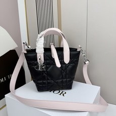 miniDior Toujours 竖版手袋时尚实用,别具一格。采用胭脂米色牛皮革精心制作,饰以超大藤格 miniDior Toujours 竖版手袋时尚实用,别具一格。采用胭脂米色牛皮革精心制作,饰以超大藤格