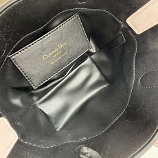miniDior Toujours 竖版手袋时尚实用,别具一格。采用胭脂米色牛皮革精心制作,饰以超大藤格 miniDior Toujours 竖版手袋时尚实用,别具一格。采用胭脂米色牛皮革精心制作,饰以超大藤格