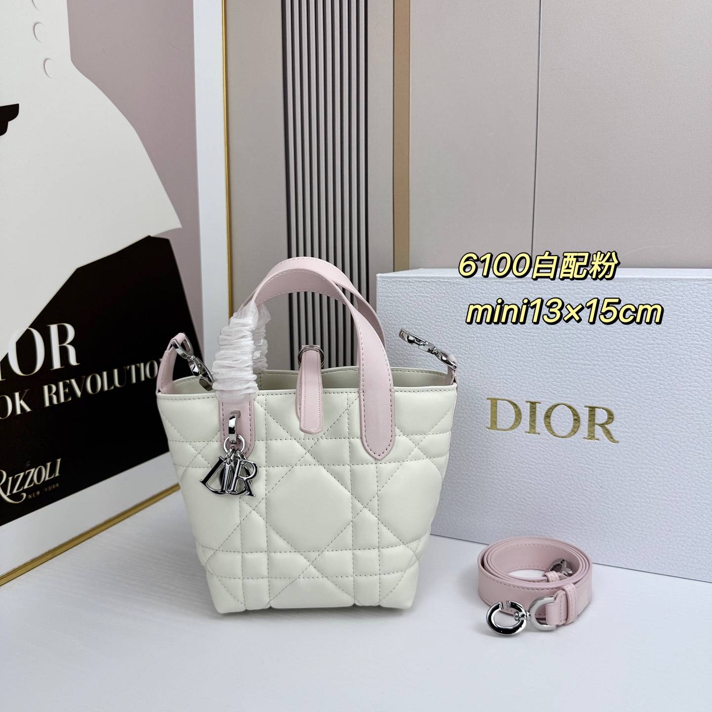 miniDior Toujours 竖版手袋时尚实用，别具一格。采用胭脂米色牛皮革精心制作，饰以超大藤格