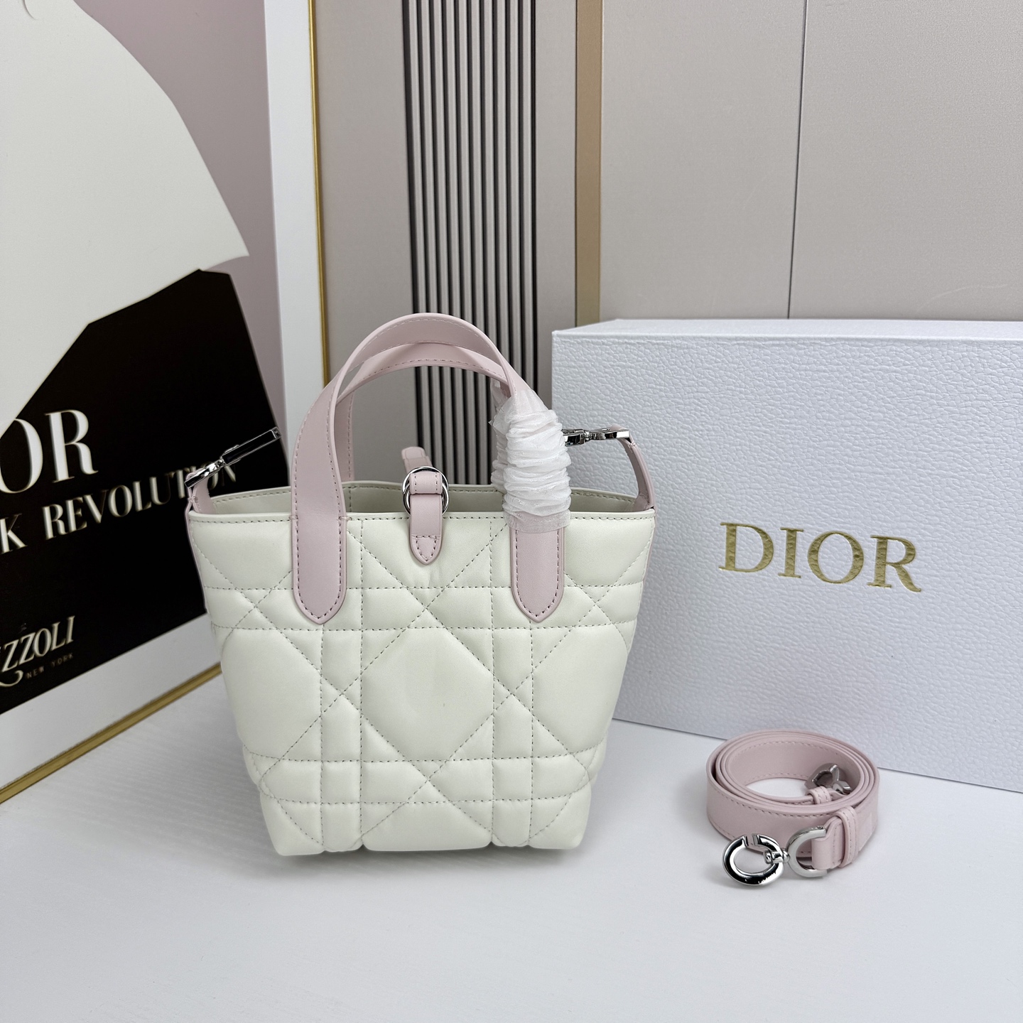 miniDior Toujours 竖版手袋时尚实用，别具一格。采用胭脂米色牛皮革精心制作，饰以超大藤格