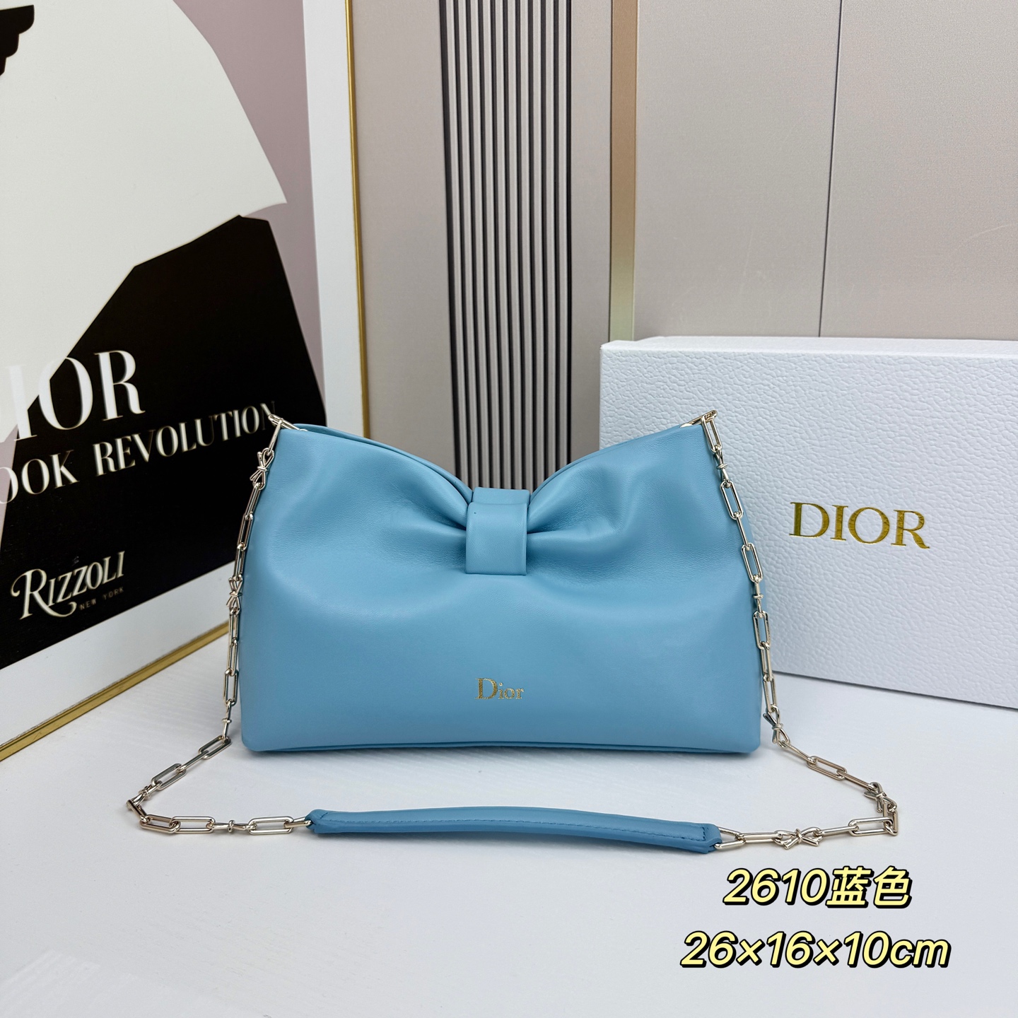 乔纳森·安德森 (Jonathan Anderson) 倾情呈献的新款 Dior Bow 手袋彰显法国的