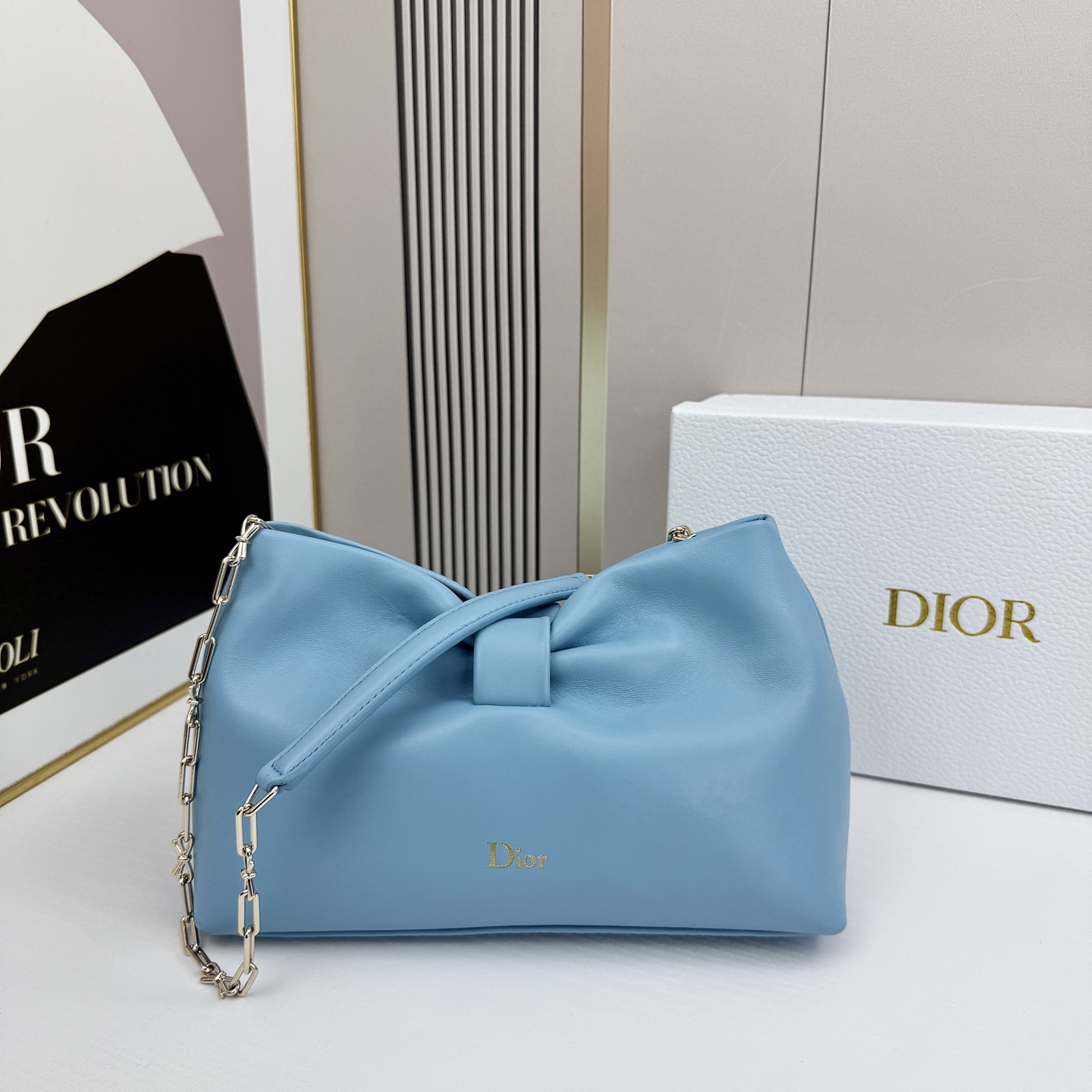 乔纳森·安德森 (Jonathan Anderson) 倾情呈献的新款 Dior Bow 手袋彰显法国的