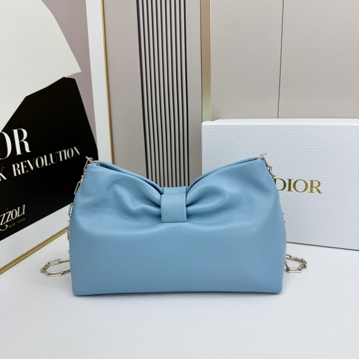 乔纳森·安德森 (Jonathan Anderson) 倾情呈献的新款 Dior Bow 手袋彰显法国的