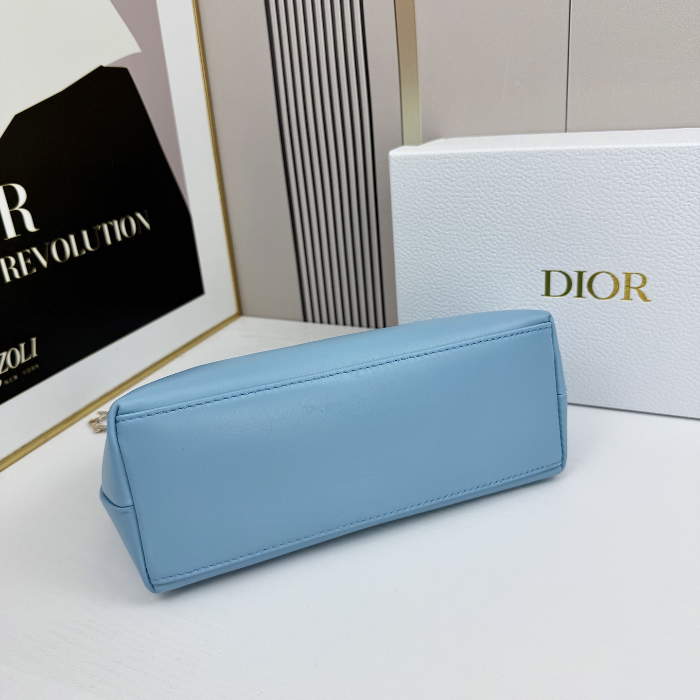 乔纳森·安德森 (Jonathan Anderson) 倾情呈献的新款 Dior Bow 手袋彰显法国的