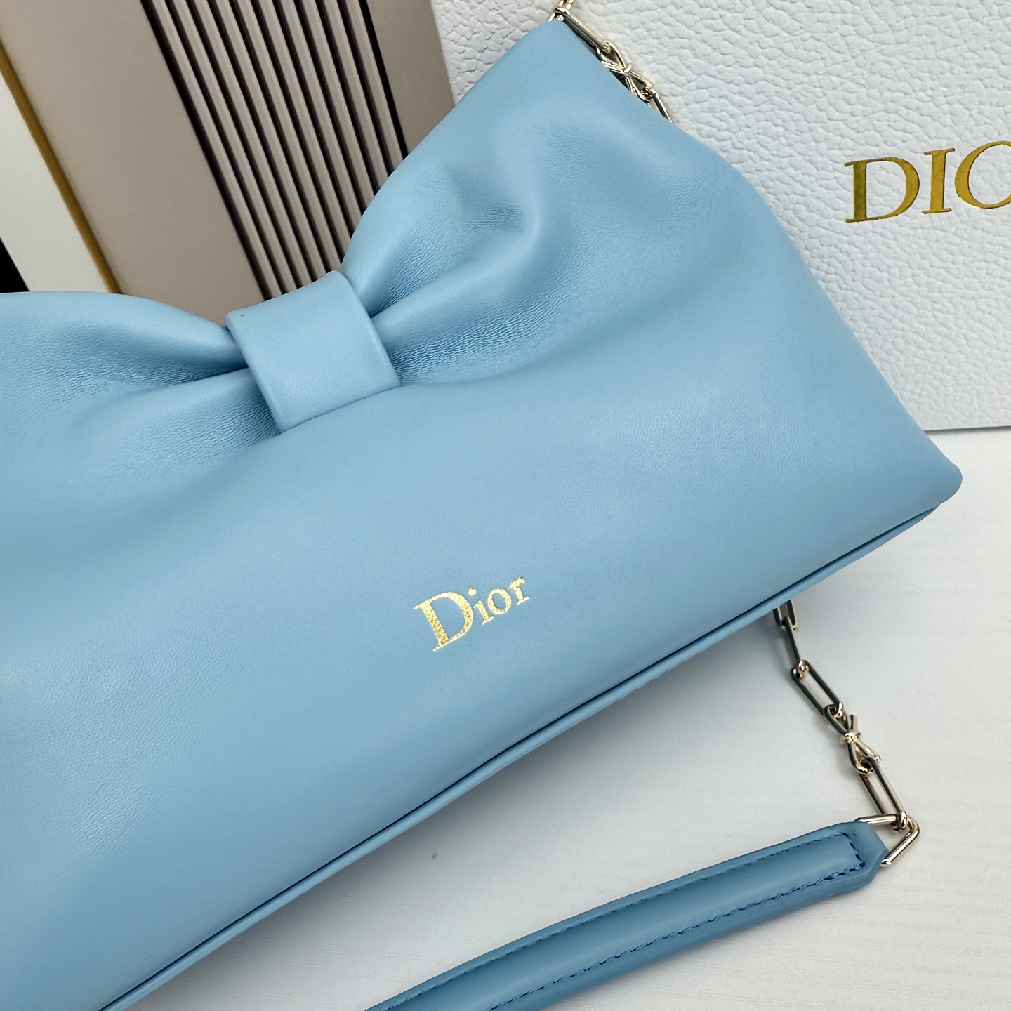 乔纳森·安德森 (Jonathan Anderson) 倾情呈献的新款 Dior Bow 手袋彰显法国的