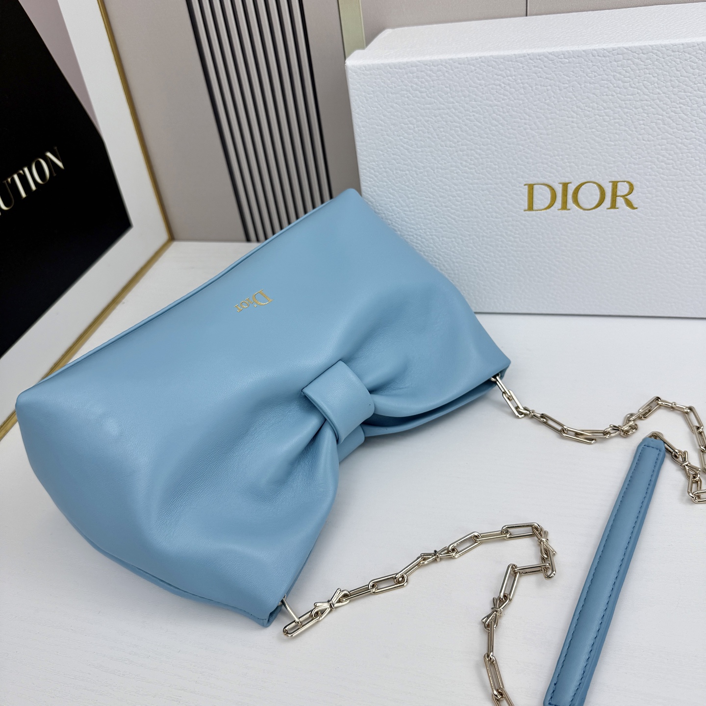乔纳森·安德森 (Jonathan Anderson) 倾情呈献的新款 Dior Bow 手袋彰显法国的