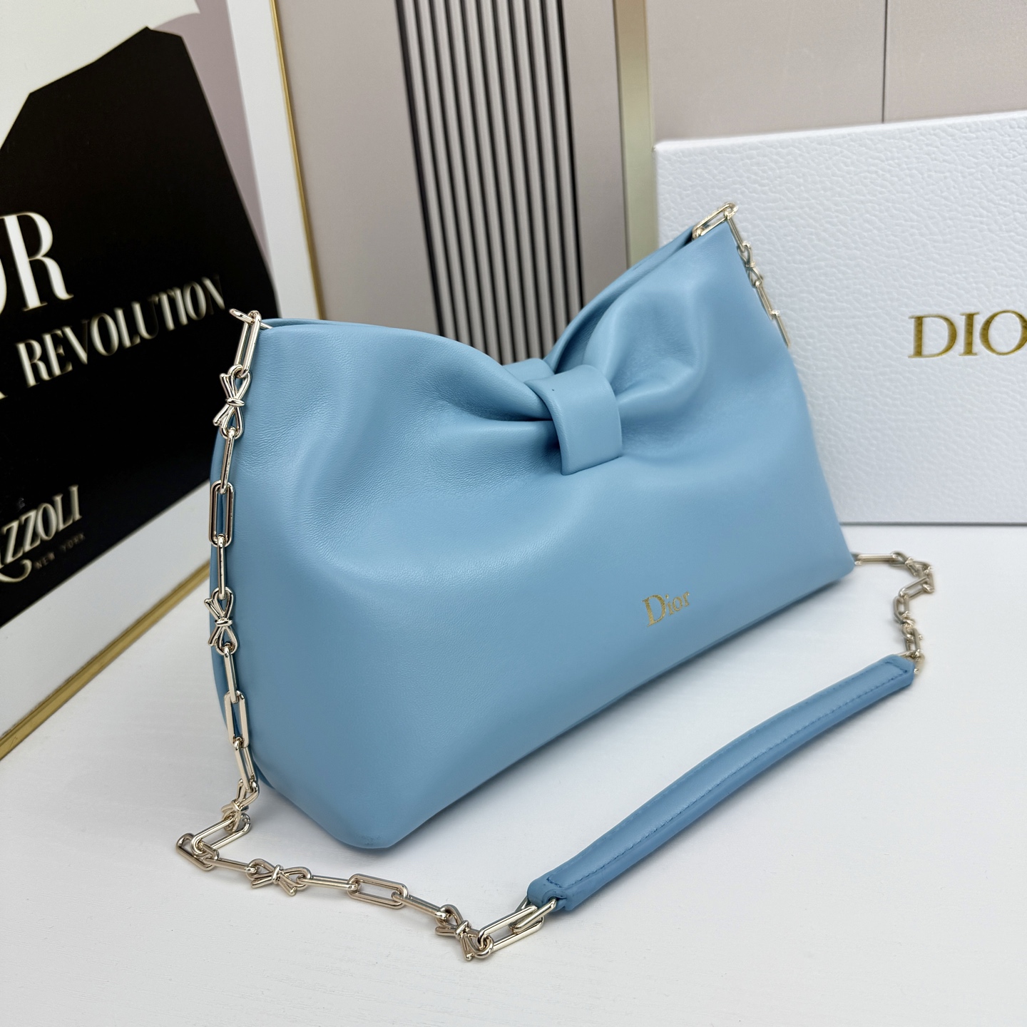 乔纳森·安德森 (Jonathan Anderson) 倾情呈献的新款 Dior Bow 手袋彰显法国的