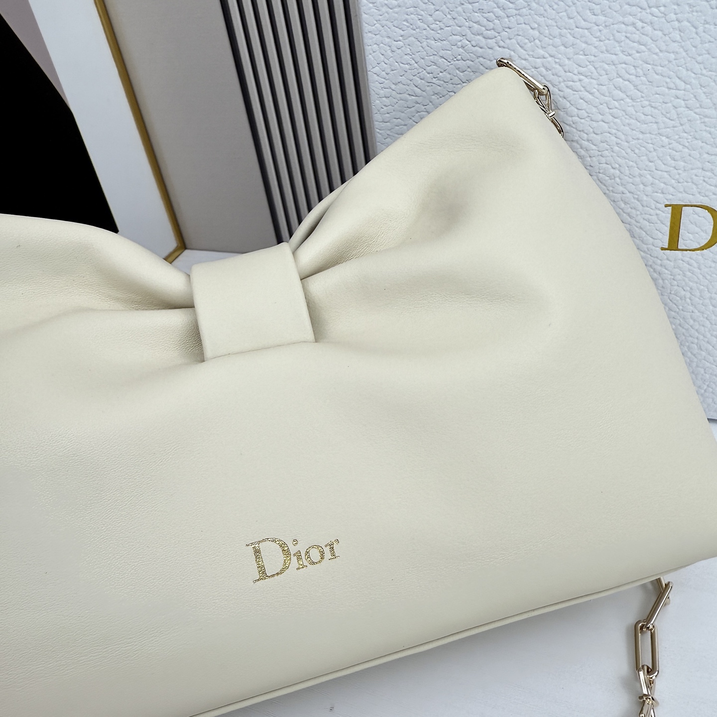 乔纳森·安德森 (Jonathan Anderson) 倾情呈献的新款 Dior Bow 手袋彰显法国的