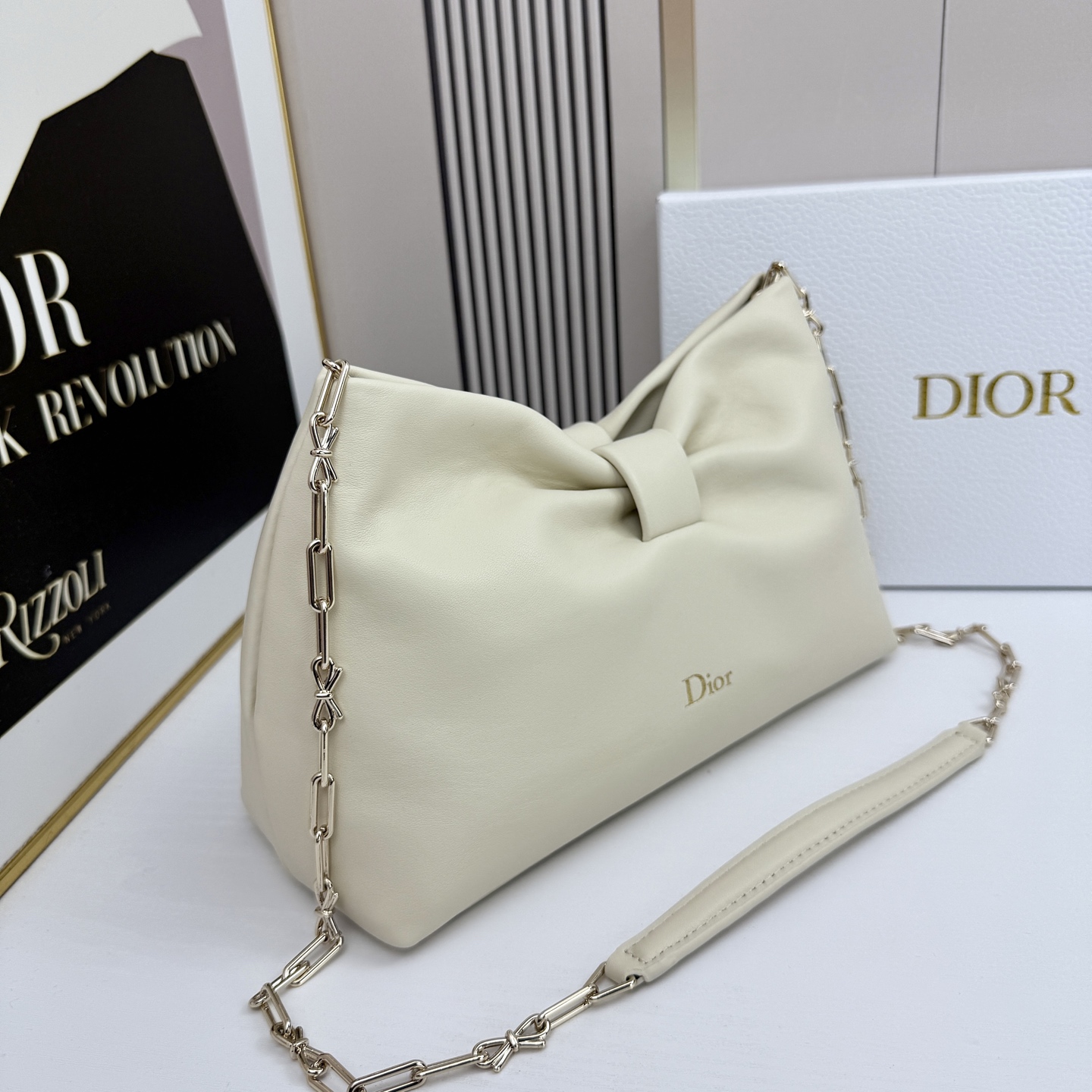 乔纳森·安德森 (Jonathan Anderson) 倾情呈献的新款 Dior Bow 手袋彰显法国的