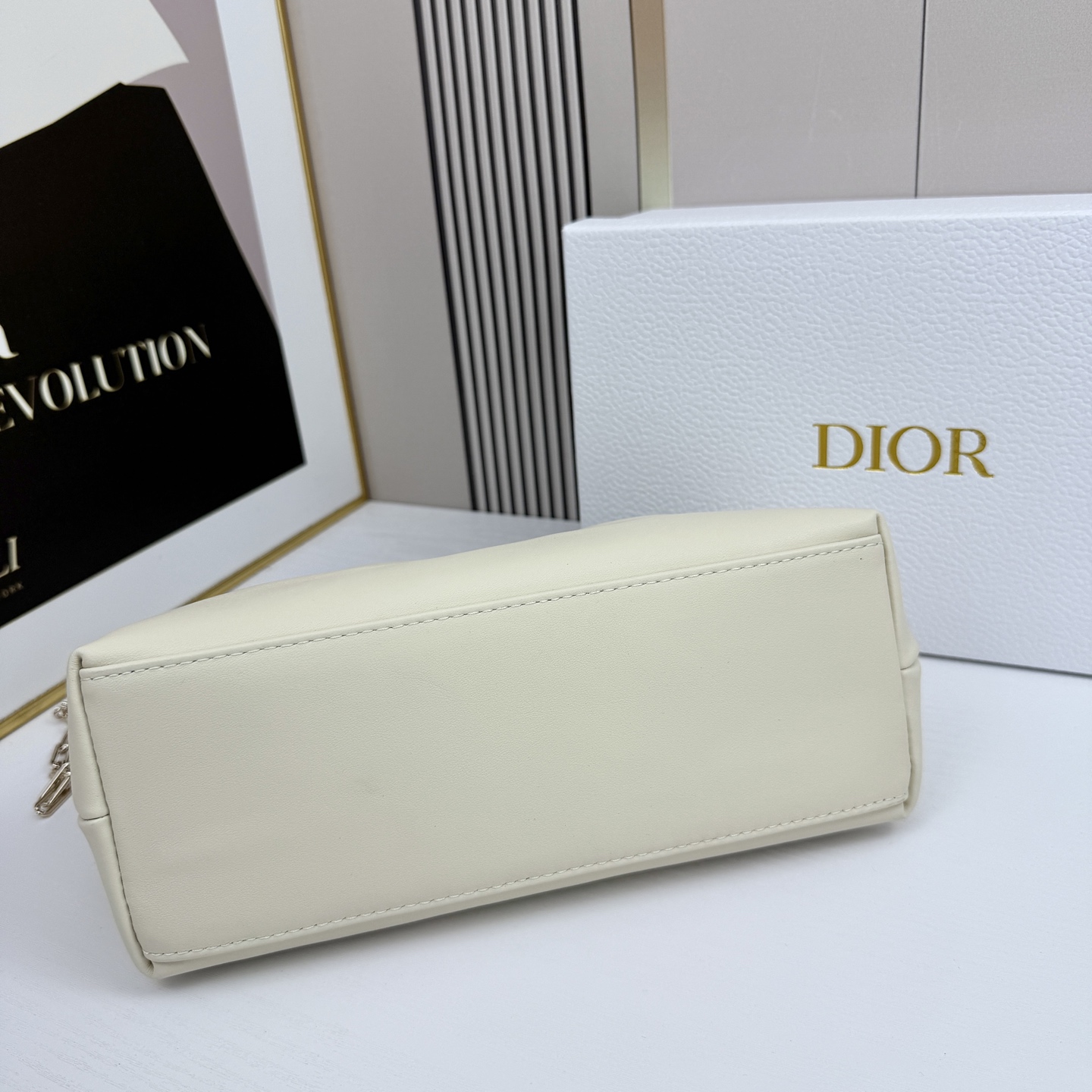 乔纳森·安德森 (Jonathan Anderson) 倾情呈献的新款 Dior Bow 手袋彰显法国的
