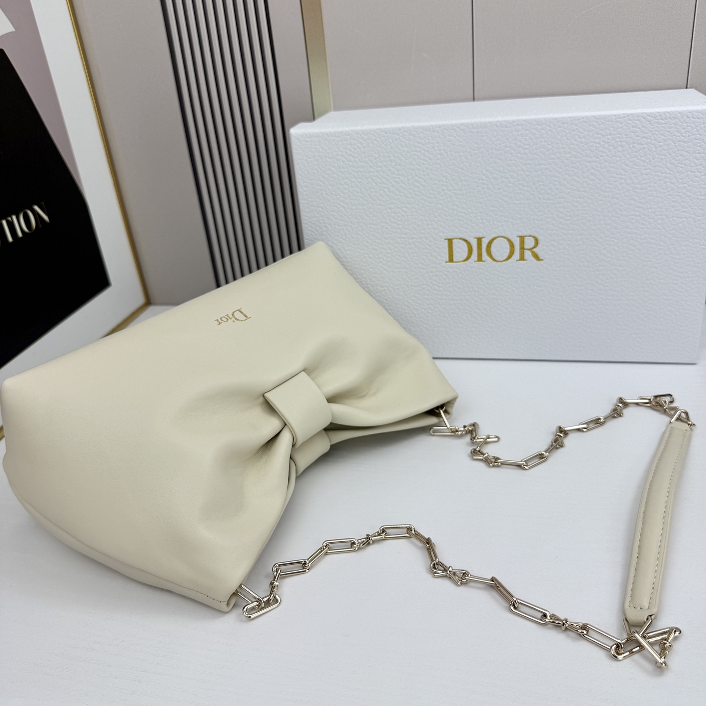 乔纳森·安德森 (Jonathan Anderson) 倾情呈献的新款 Dior Bow 手袋彰显法国的