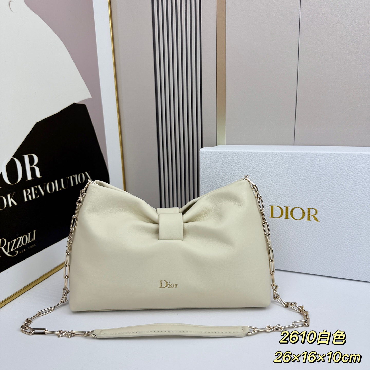 乔纳森·安德森 (Jonathan Anderson) 倾情呈献的新款 Dior Bow 手袋彰显法国的